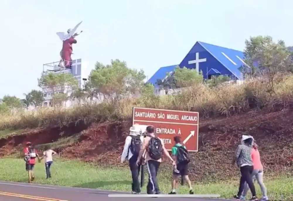 EPR Litoral orienta motoristas a tomar cuidado com peregrinos em Bandeirantes
