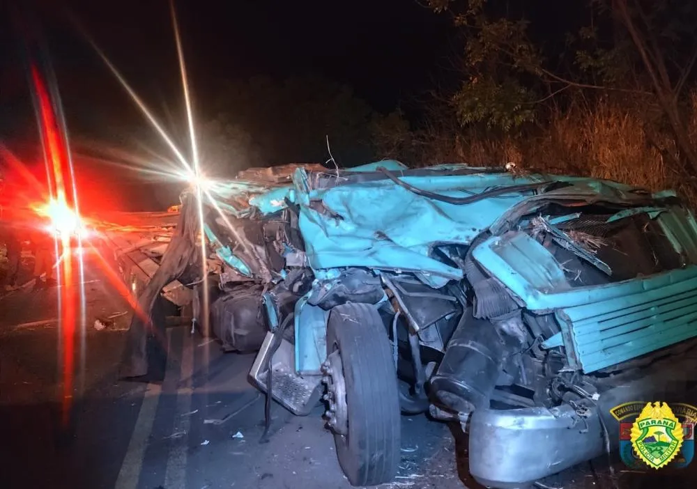 Caminhão fica destruído e milagre salva motorista no Norte Pioneiro