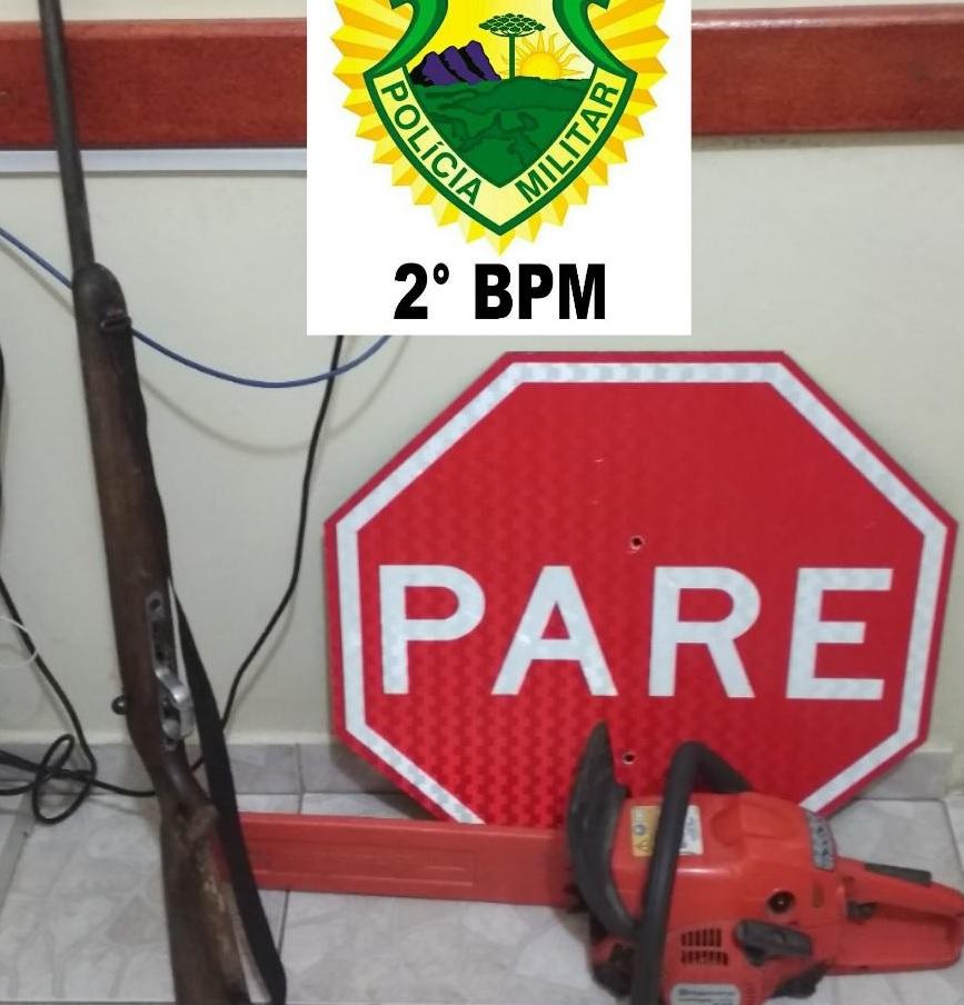 Suspeitos são presos com espingarda, motosserra e até uma placa de trânsito furtada