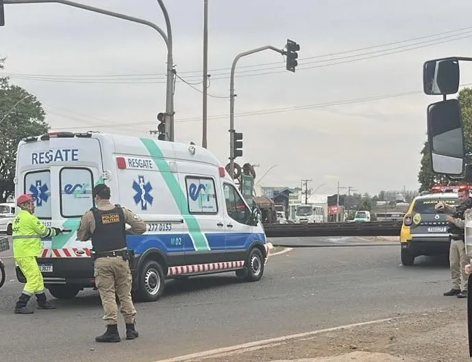 Acidente entre van e moto deixa mulher ferida em Andirá