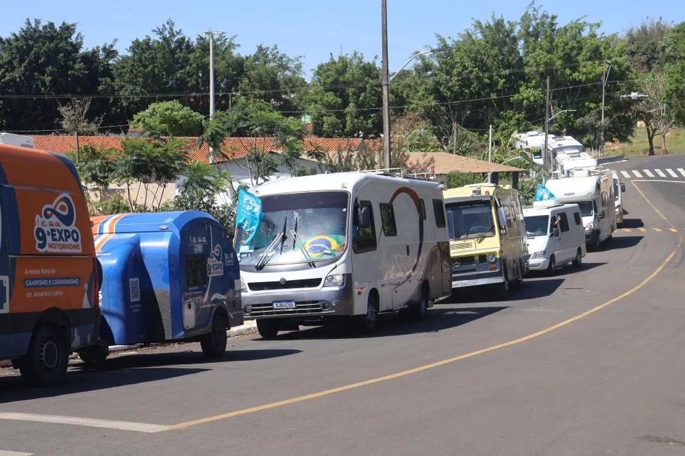 Comboio de trailers e motorhomes chega em Salto do Itararé com histórias e atividades culturais