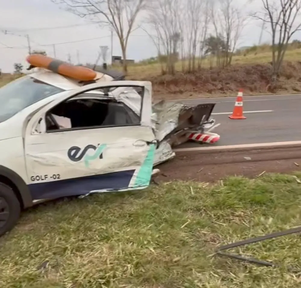 Grave acidente em Bandeirantes deixa carro da EPR destruído e motorista ferido