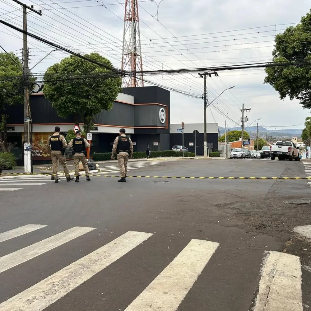 Rua do centro de Jacarezinho é isolada após ameaça de bomba
