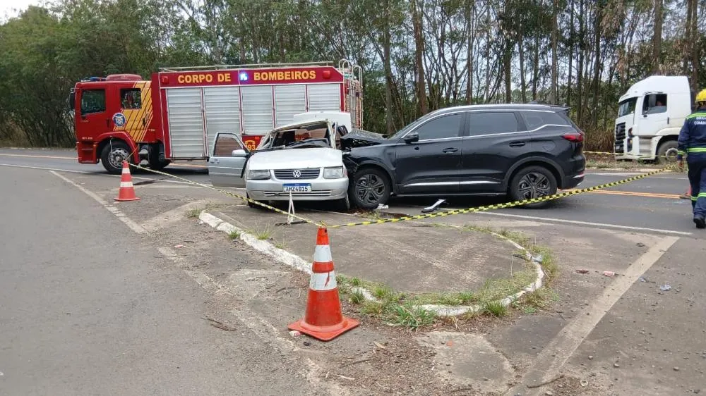 Acidente entre carros mata idoso em Conselheiro Mairinck