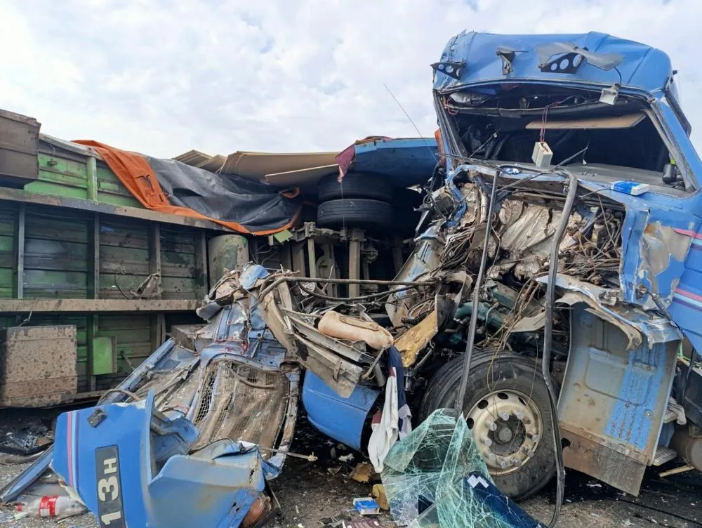 Motoristas sobrevivem por milagre a acidente que deixou carretas destruídas em Wenceslau Braz