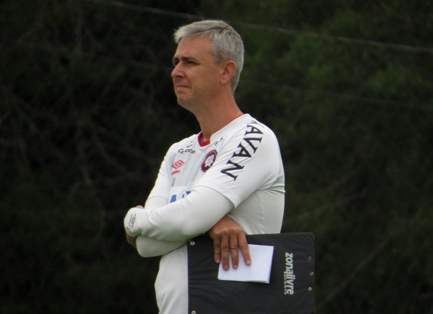 Tiago Nunes reencontra 10 