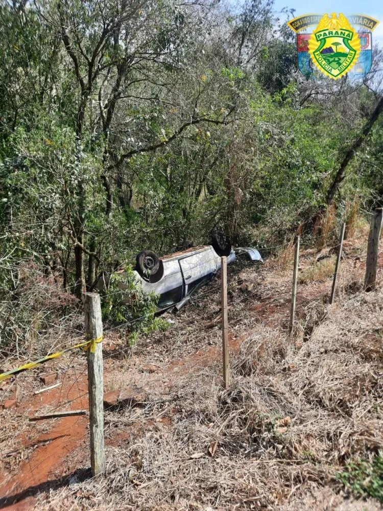 Motorista fica ferido após perder o controle e capotar carro em Santo Antônio da Platina