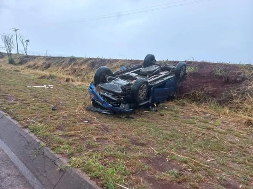 Cinco pessoas ficam feridas após caminhonete capotar em Andirá