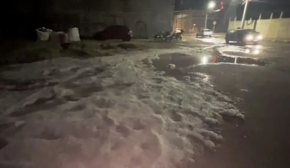 Tempestade de granizo cobre Cornélio Procópio de gelo e ventos fortes causam prejuízos na cidade