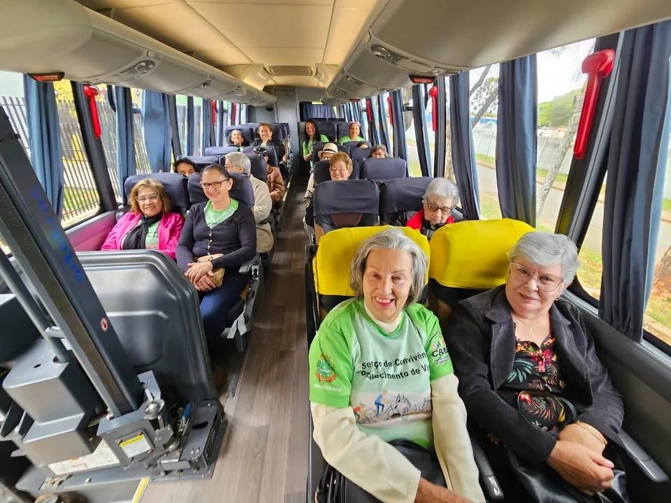 Idosos de Arapoti participam de passeio à praia e baile em Jaguariaíva