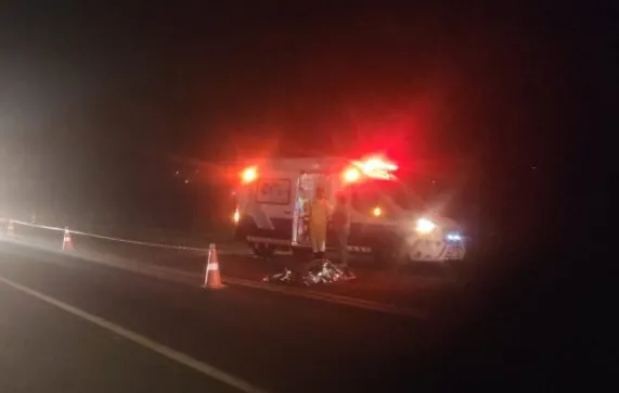 Homem morre após ser atropelado por carro e caminhão