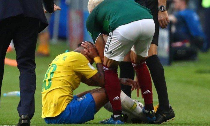 Detonado por famosos brasileiros, jogador que pisou em Neymar responde críticas