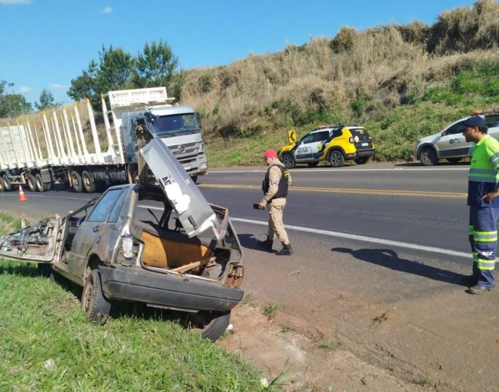Motorista fica ferido após perder o controle e capotar carro em Jaguariaíva