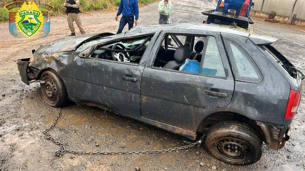 Carro capota na PR092 e deixa duas pessoas feridas em Wenceslau Braz
