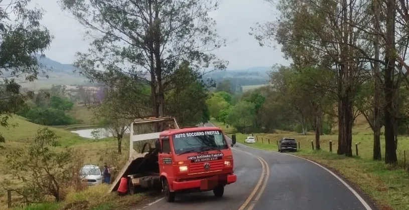 Carro sai da pista e motorista fica ferido em rodovia da região