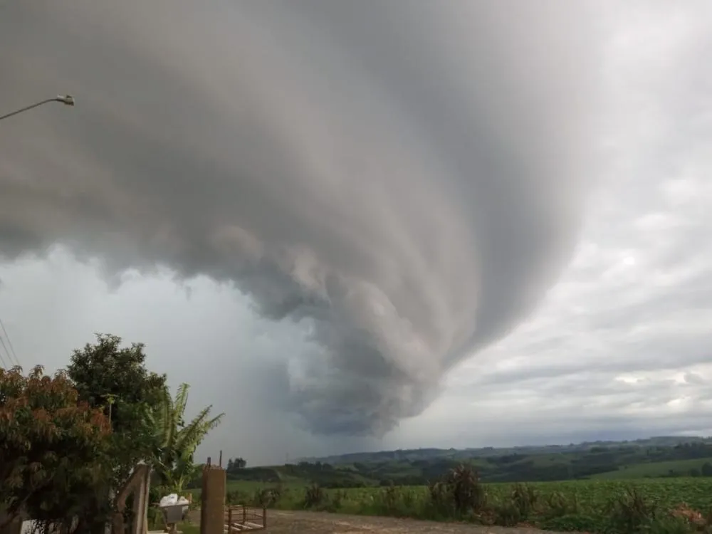 Formação de ciclone coloca Japira em risco e força cancelamento do Campeonato de Parapente