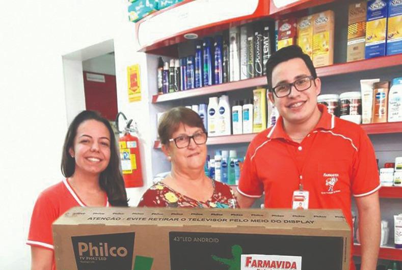 Farmavida completa 9 anos e premia cliente sorteada entre 12 mil cupons