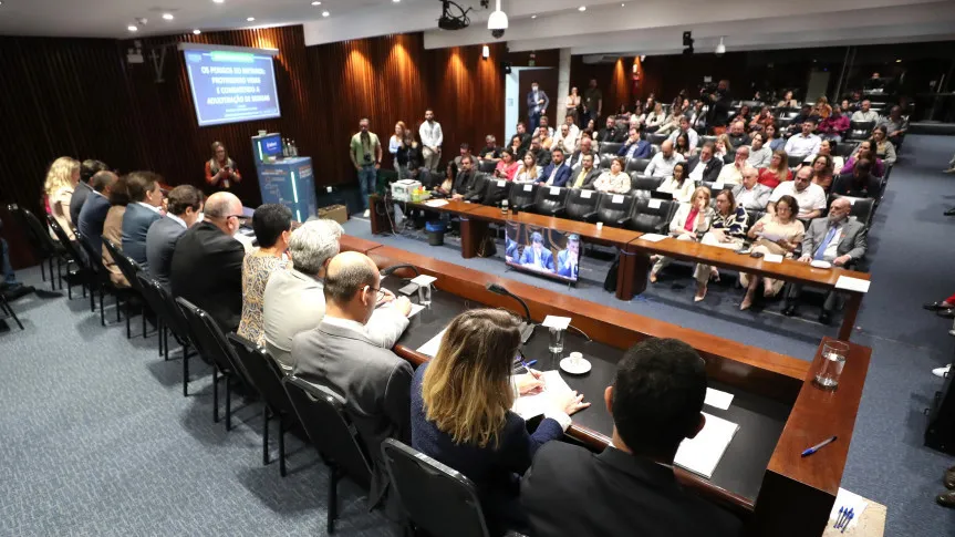 Audiência na Assembleia aponta soluções para a crise no setor de bebidas após casos de intoxicação por metanol