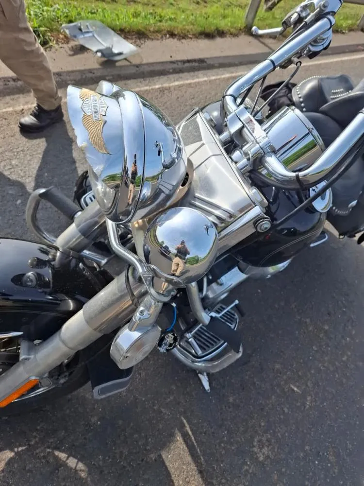 Colisão entre carro e moto deixa casal de idosos feridos na PR092