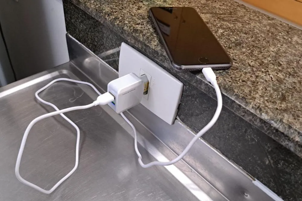 Carregador de celular: uso errado pode causar incêndios e explosões, alerta Corpo de Bombeiros