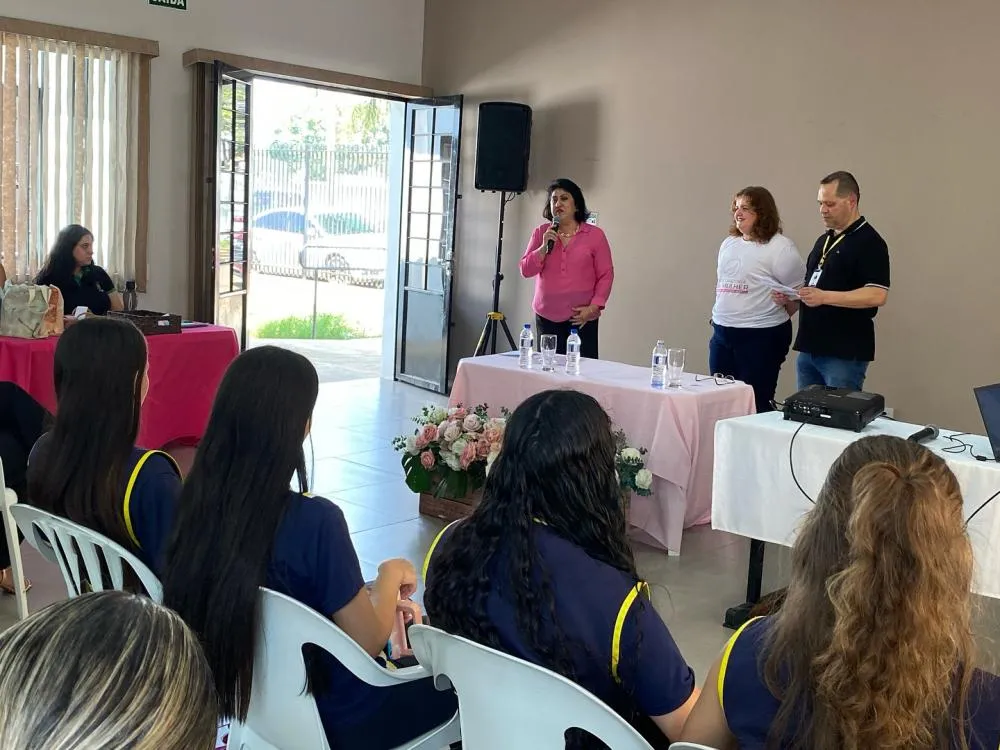 Cristiane Yared participa de encontro para mulheres em Arapoti 