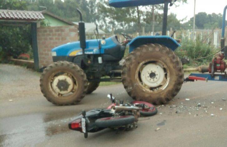 Sem carteira e embriagado, rapaz bate em trator e tem moto apreendida