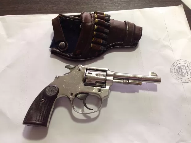 Professor saca revolver para alunos que o atacaram com bolinhas de papel