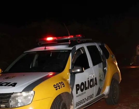 Homem bêbado é preso ao tentar invadir casa da ex com uma faca