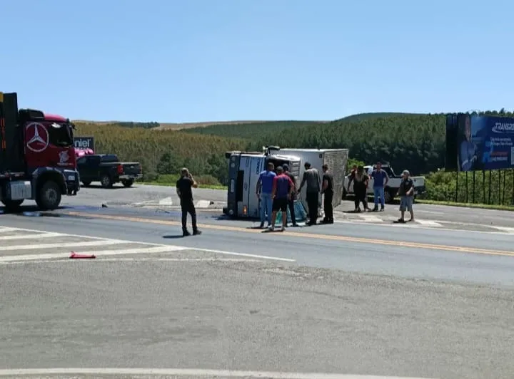 Acidente entre dois caminhões interdita parcialmente a PR092