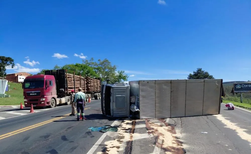Acidente entre caminhão e carreta deixa dois feridos na PR-092