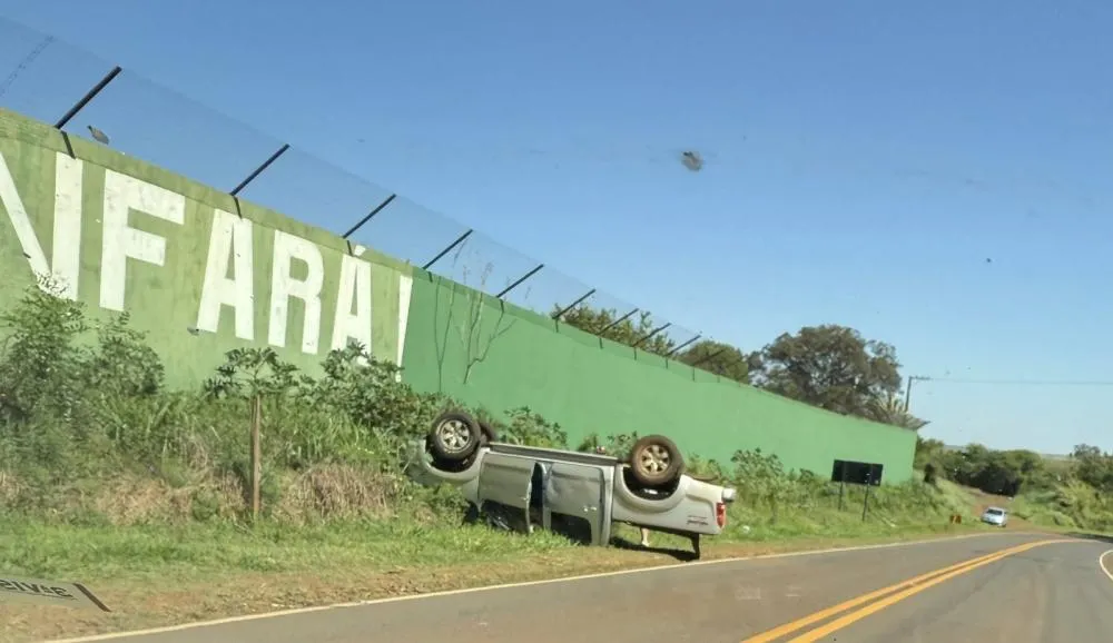 Caminhonete fica destruída e motorista se fere em acidente em Bandeirantes