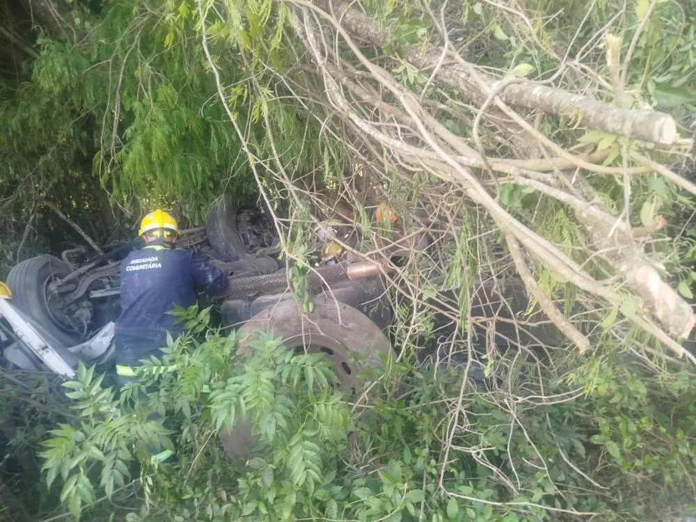 Trabalhador morre após caminhão com carga de cimento capotar em Tomazina