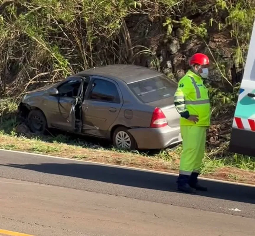 Mulher perde o controle do carro, sai da pista e bate em barranco