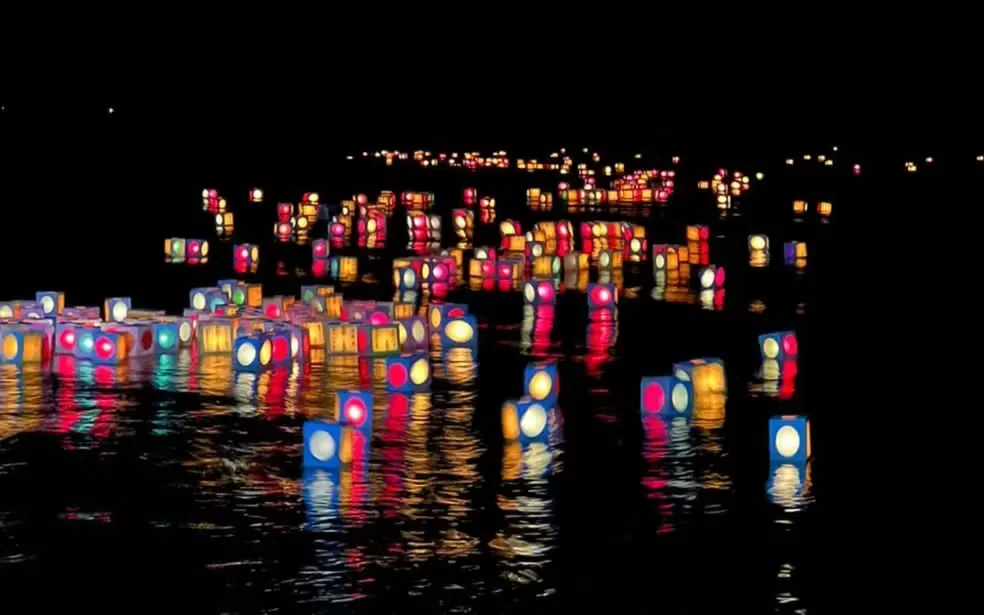 Tooro Nagashi: o ritual japonês que transforma o Norte Pioneiro em um espetáculo de luz e memória