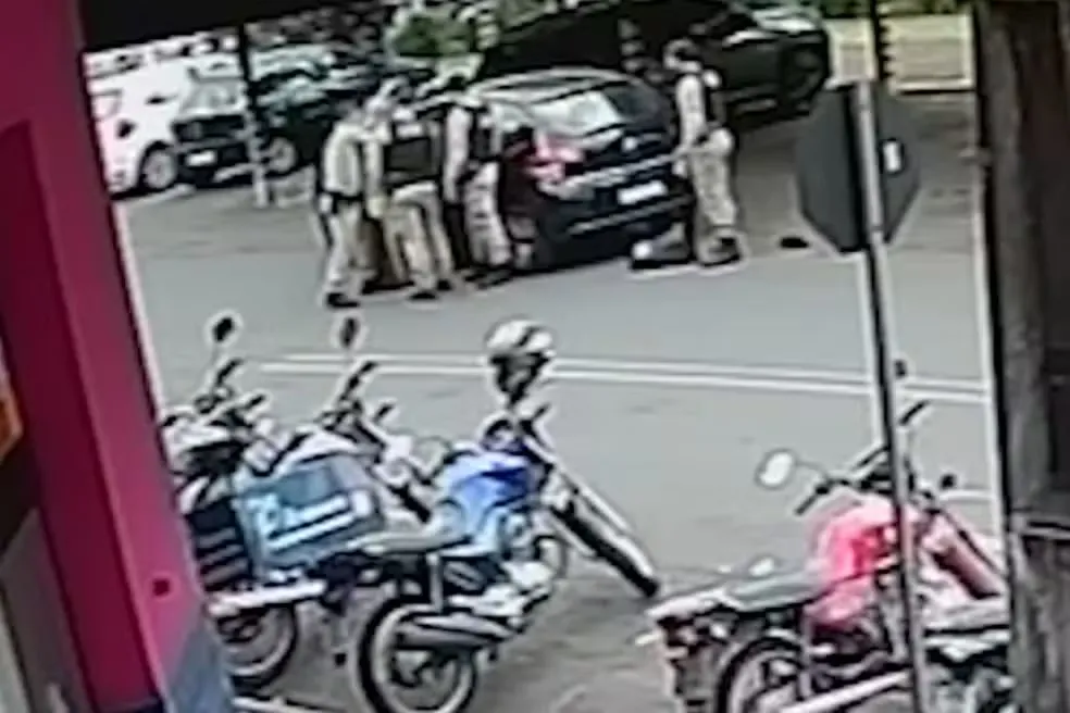 Mulher se engasga com pão enquanto dirige e é salva por policiais em Cornélio Procópio; veja o vídeo