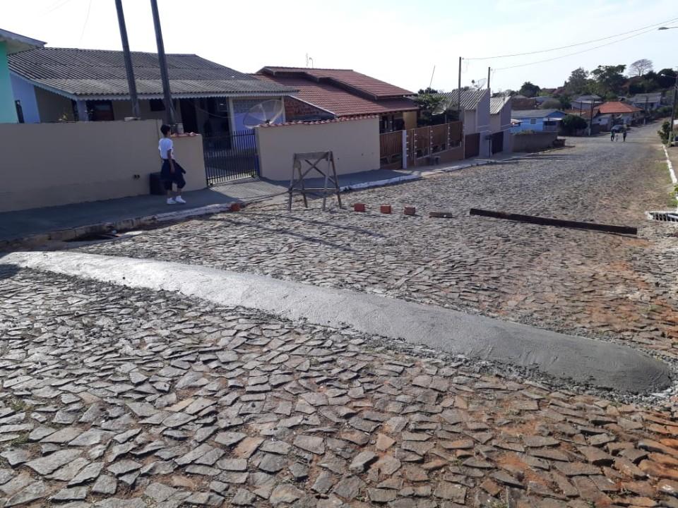 Ruas de Japira recebem instalações de redutores de velocidade