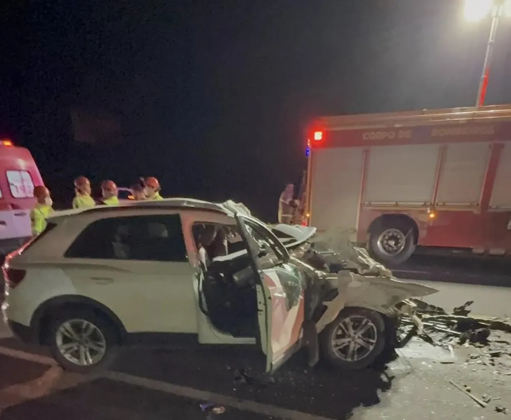 Colisão entre carro e caminhão deixa motorista gravemente ferido