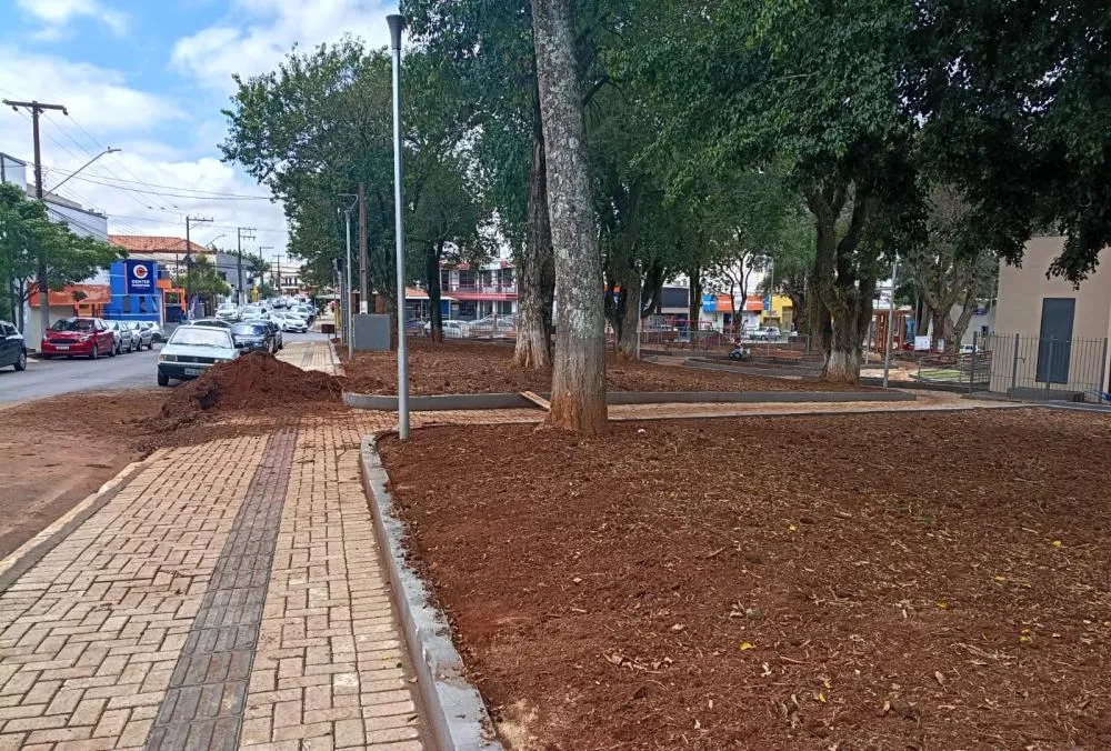 Wenceslau Braz adota reaproveitamento de galhos triturados como adubo orgânico em áreas verdes