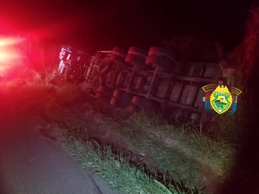 Carreta tomba e caminhoneiro fica ferido em Wenceslau Braz
