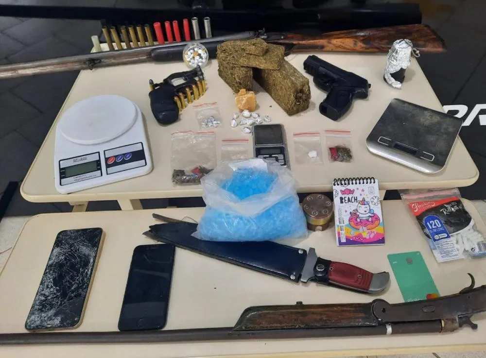 Polícia prende foragidos e armas durante operação em Arapoti