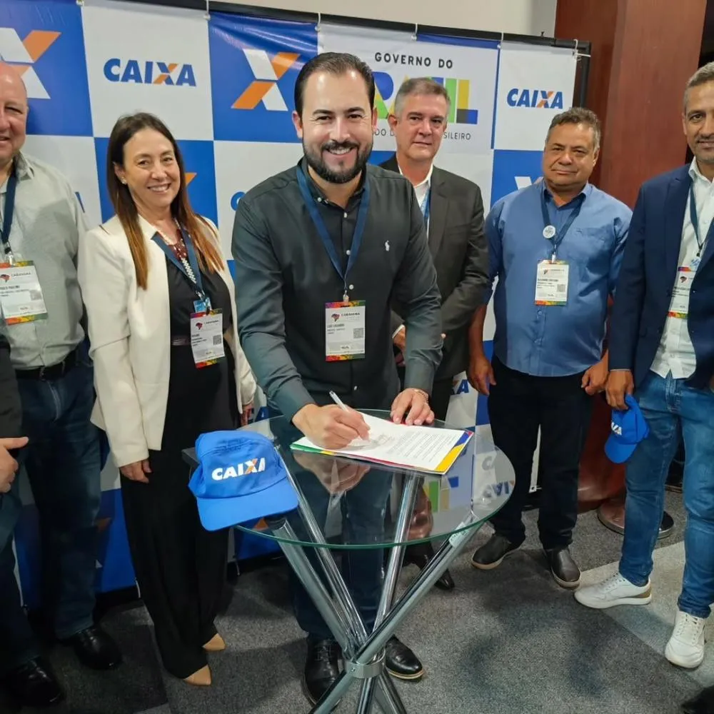Luiz Eduardo assina convênio com a Caixa e garante construção de novas casas para Pinhalão
