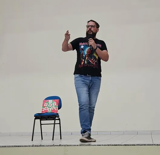 Presidente da Câmara Técnica de Cultura da Amunorpi realiza palestra para estudantes da UENP