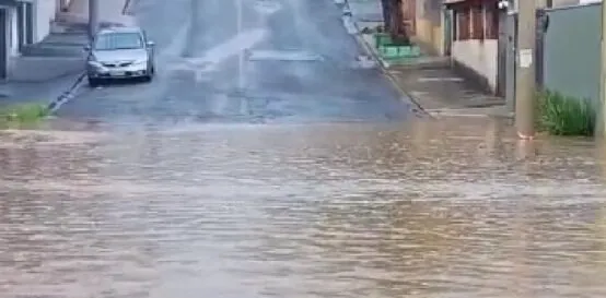 Temporal deixa ruas alagadas, casas danificadas e transtornos em cidades da região; veja o vídeo