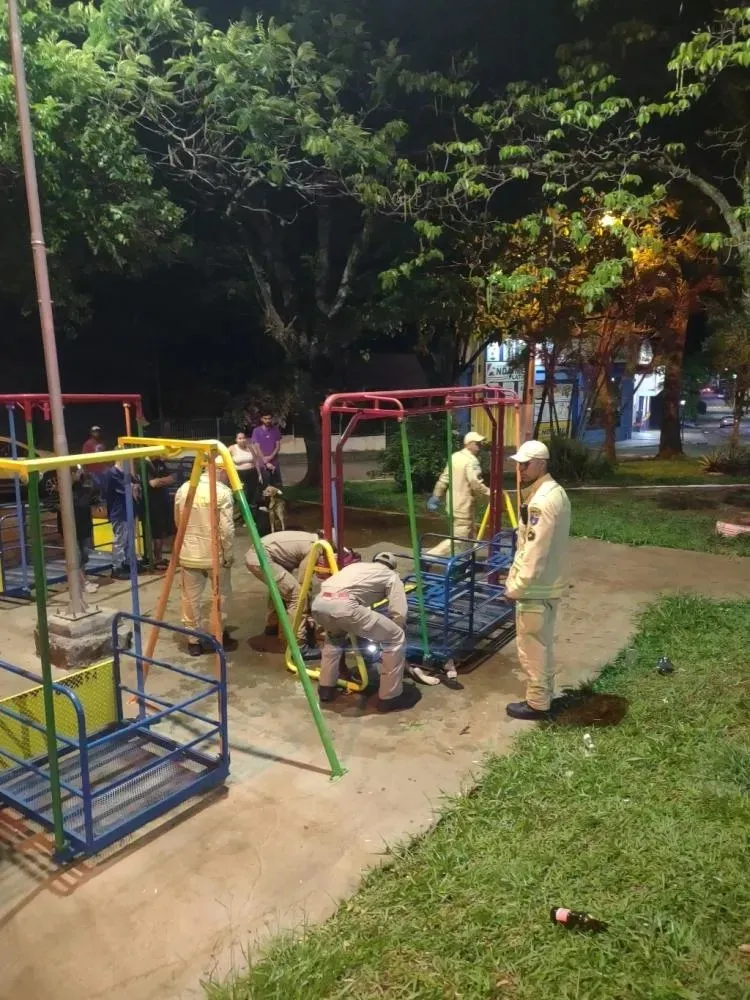 Adolescente fica preso em balanço após sofrer uma queda em Santo Antônio da Platina