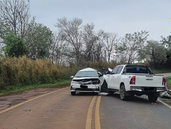 Colisão entre carro e caminhonete deixa mulher ferida no Norte Pioneiro