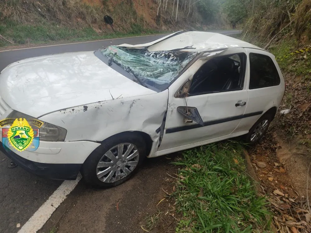 Motorista abandona carro e foge após capotar em rodovia do Norte Pioneiro
