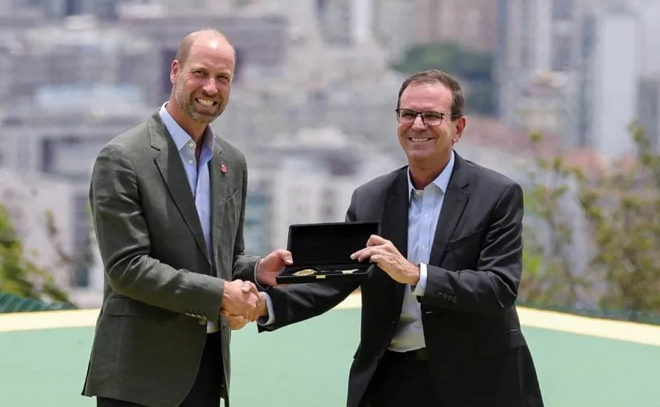 Em visita ao Brasil, Príncipe William conhece o Pão de Açúcar, tira fotos com o público e recebe as chaves do Rio 