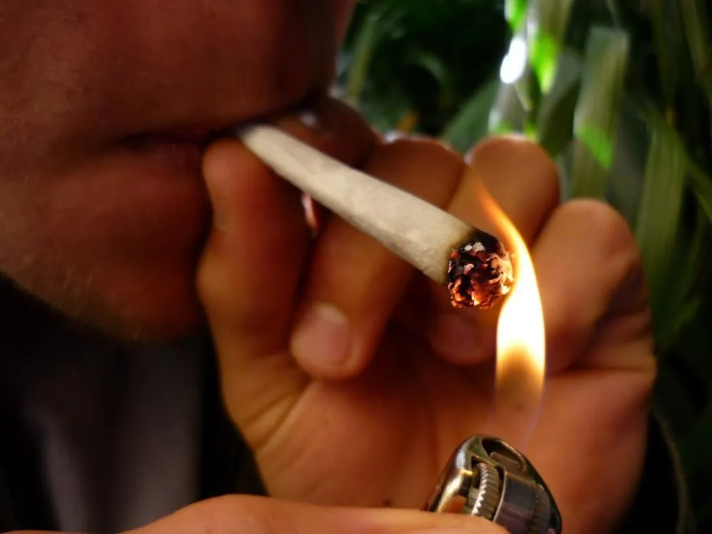 Adolescente vai parar na delegacia após matar aula para fumar maconha