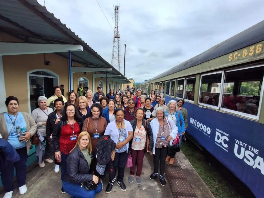 Idosos de Jaguariaíva participam de passeio turístico pelo litoral do Paraná