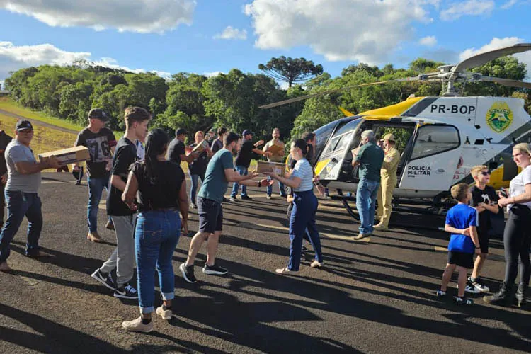 Com apoio aéreo, Paraná transporta milhares de insumos para região de Rio Bonito do Iguaçu